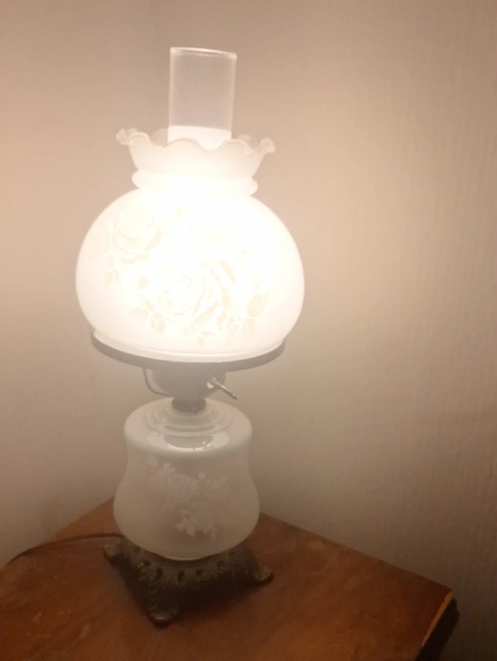 Vintage White Floral Milk Glass Table Lamp